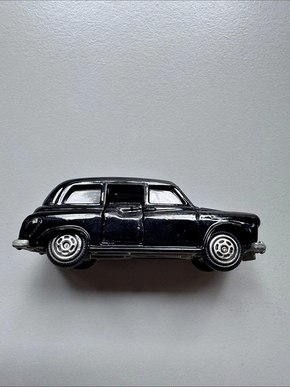 Corgi Juniors Austin London Taxi Cab Black & Red Die-Cast Car K510
